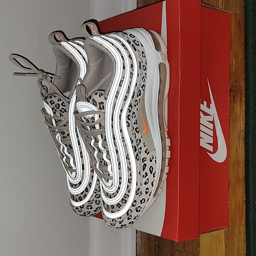 Air Max 97 SE Leopard. Women's 11/Men's 9.5